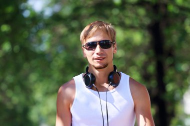 Erkek güneş gözlüğü ve sokak üzerinde kulaklık