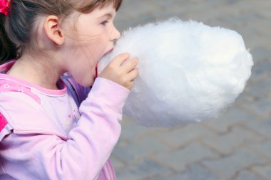 Pamuk şeker açık pembe küçük güzel kız yiyor