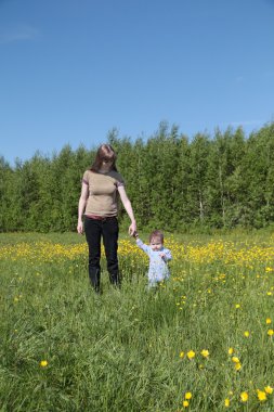 Genç anne git yeşil forest yakınındaki küçük oğlu ile yaz gününde