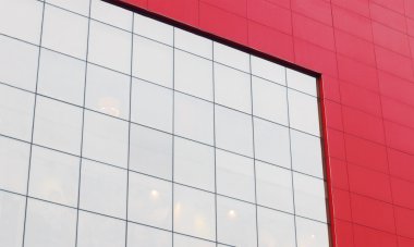 Kırmızı döşeme duvar modern alışveriş merkezinin büyük beyaz pencereli