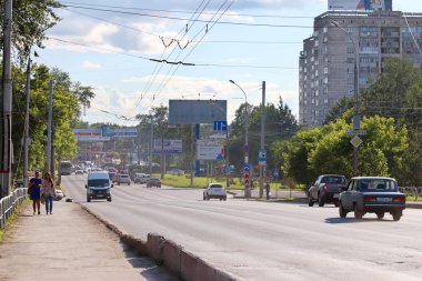 Perm, Rusya - 25 Haziran 2014: Arabalar hareket yolda