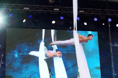 Perm, Rusya Federasyonu - 2 Haziran 2014: Uçan acrobat gerçekleştirmek