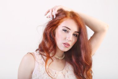 Portre portre güzel genç gülümseyen kız kafasına el ile