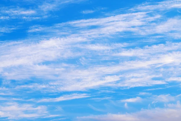 Beau ciel bleu pur avec des nuages blancs — Photo