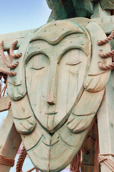 Wooden carved sculpture Face with closed eyes outdoor at summer — Stock Photo, Image