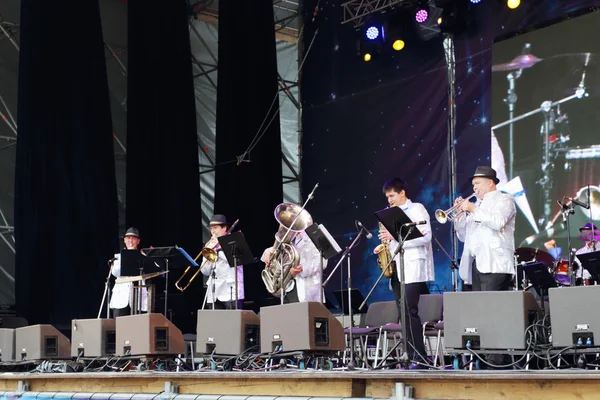 Açık hava festivali müzisyenler gerçekleştirmek — Stok fotoğraf