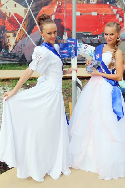 Meninas em belos vestidos brancos — Fotografia de Stock