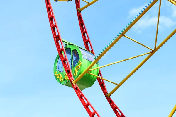 Groene cabine van kleurrijke reuzenrad en blauwe hemel met wolken — Stockfoto