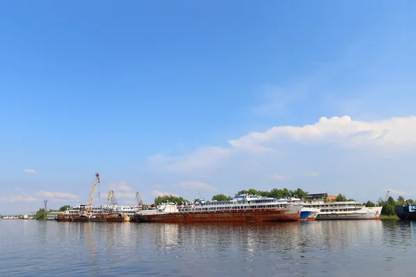 Passengeer liners, cargo ships and cranes for loading on river — Stock Photo, Image