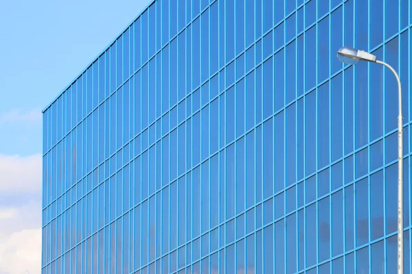 Parte del moderno nuevo edificio azul con ventanas y linterna — Foto de Stock