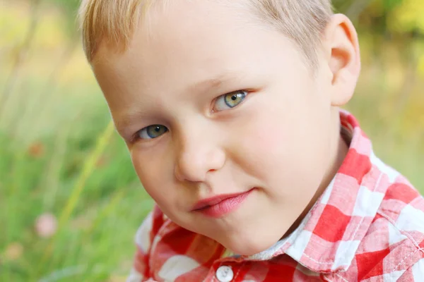 Portret van knappe blonde jongetje close-up — Stockfoto