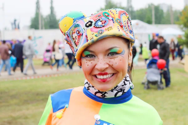 Perm, Federacja Rosyjska - 15 czerwiec 2014: Clown kobieta na ulicy teatrów Pokaż — Zdjęcie stockowe