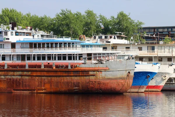 Části rezavé nákladní lodě a spustil kotvy na řece na letn — Stock fotografie