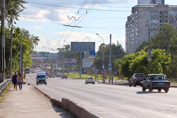 ПЕРМ, РОССИЯ - 25 ИЮНЯ 2014: Автомобили движутся по дороге — стоковое фото