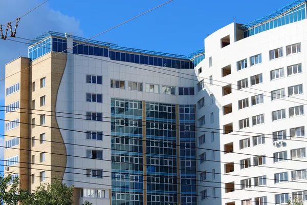 Modernes Gebäude mit blauen Fenstern und vielen Drähten in der Stadt — Stockfoto