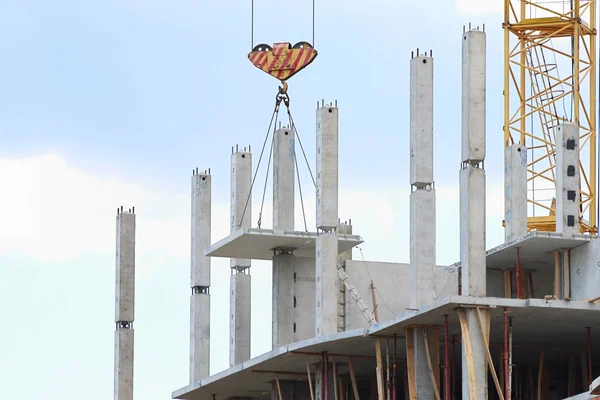 Kranhaken hebt große Betonplatte für den Bau — Stockfoto