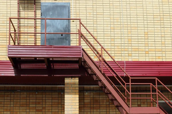 Parte del edificio moderno - pared de ladrillo amarillo, puerta — Foto de Stock