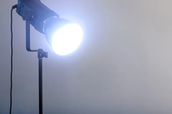 Closeup luz de vídeo brilha em pé no tripé preto — Fotografia de Stock