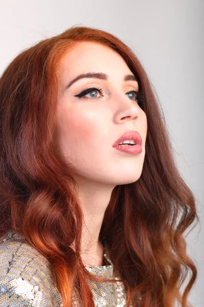 Retrato bela menina com cabelo vermelho com a boca aberta — Fotografia de Stock