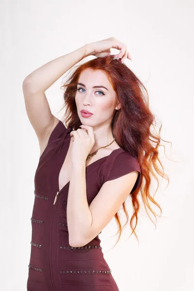 Closeup όμορφη νεαρή κοπέλα με κόκκινα μαλλιά και dres καφετιά καλοκαίρι — Φωτογραφία Αρχείου