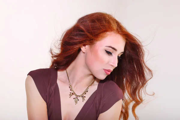 Primer plano hermosa joven con el pelo rojo posando en vestido marrón — Foto de Stock