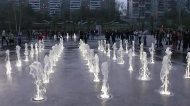 Perm, Rusya - 4 Mayıs 2015: Birçok çeşmeler ve insanlar. Yeni şarkı çeşme