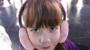 Akşam sokak Çeşmesi yakınındaki küçük güzel kız gülümsüyor