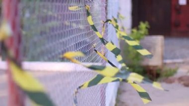 Metal şeritler yaz gününde açık sallayarak ile net