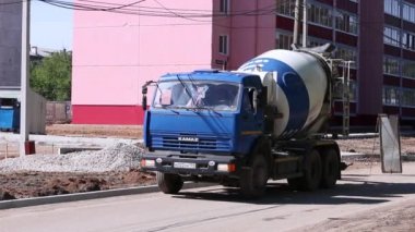 Perm, Rusya Federasyonu - 25 Mayıs 2015: perma bitki silikat panelleri site beton mikser ve traktörler İnşaat