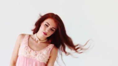 Pembe kırmızı saçlı güzel genç kadın