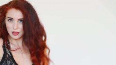 Kadın Kızıl saçlı dansları beyaz Studio ile