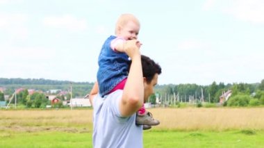 Mutlu baba küçük kızı tutar