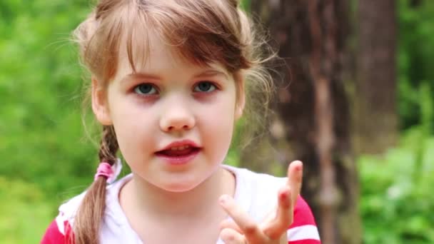 可爱的小女孩说话，笑中夏公园 — 图库视频影像