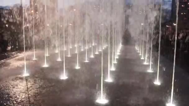 Schöner Brunnen mit farbiger Beleuchtung am Abend in der Stadt — Stockvideo