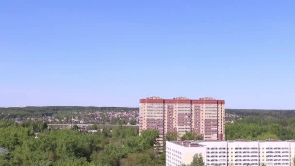 Höghuset bostads-byggnad bland gröna träd på sommardag. Zoomobjektiv — Stockvideo