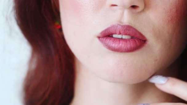 Lippen met lippenstift van mooie jonge vrouw. Close-up — Stockvideo