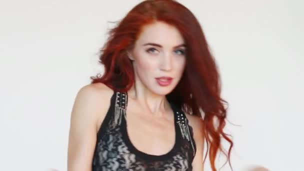 Красивая женщина с рыжими волосами танцует в белой студии — стоковое видео