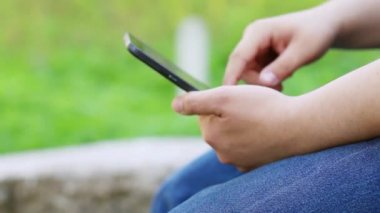 Tablet Pc yaz Park ile çalışan erkeğin elinde