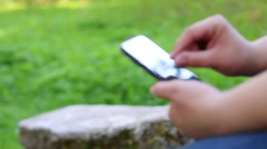 Tablet Pc yaz yeşil park ile çalışan erkeğin elinde