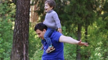 Yakışıklı adam oğlunun yaz Park çalış