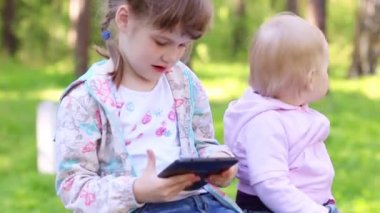 Tablet Pc yaz Park ile iki küçük kız oyun