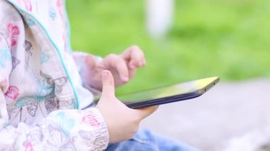 El ile oynarken küçük kızın tablet Pc yaz Park