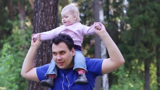 Jonge knappe man speelt met zijn schattig dochtertje in zomer park — Stockvideo