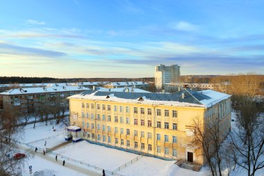 Eski sarı binaya okulun güneşli kış günü