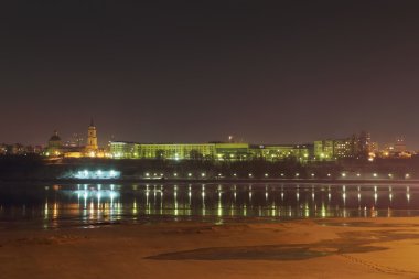 Dolgu, aydınlatma ve donmuş nehir ile binalar