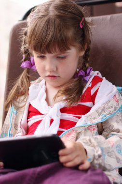 Otobüs içinde tablet pc ile küçük güzel kız örgü ile çalış