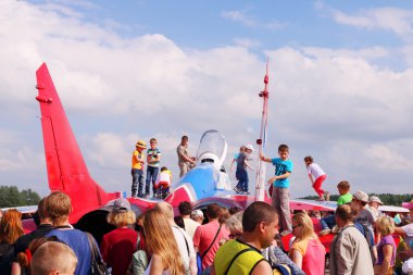 Perm, Rusya - 27 Haziran 2015: Çocuklar üzerindeki askeri uçak