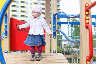 Şapkalı kız yaz Bahçesi köprüde devam ediyor