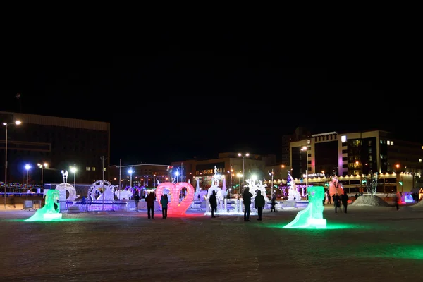 Perm, Federacja Rosyjska - 26 stycznia 2015: Oświetlony rzeźby i ludzie — Zdjęcie stockowe
