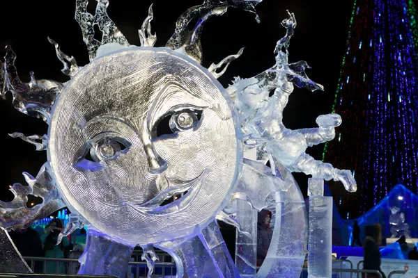 ПЕРМ, РОССИЯ - JAN 26, 2015: Ледяная скульптура Солнце в городе-льду — стоковое фото